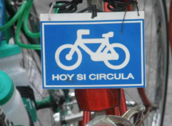Placa de bicicleta para promover un transporte alternativo