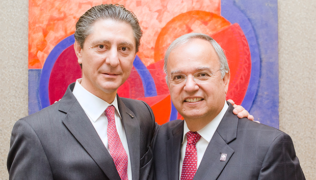 Guillermo Martínez (izq.) sustituye a Carlos Plasencia como presidente de ITESO AC.