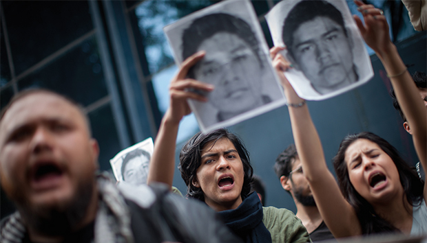 Aspecto de una manifestación en apoyo a los normalistas de Ayotzinapa. Foto: EFE