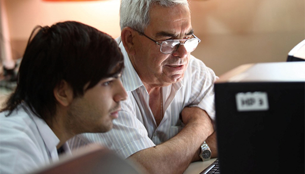 Cyber Seniors busca que los adultos mayores se familiaricen con las nuevas tecnologías.