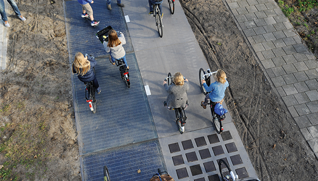 Vista aérea de una ciclovía solar en Holanda.
