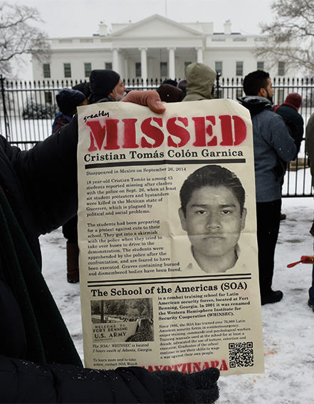 Un activista muestra un cartel con el rostro de Cristian Colón frente a la Casa Blanca. Foto: EFE