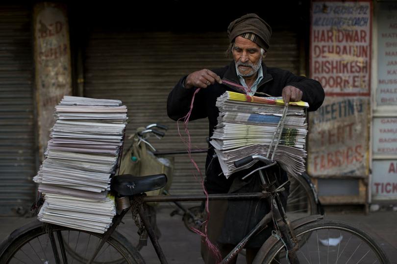 Repartidor de periódicos en Nueva Delhi. Foto tomada de spokesman.com