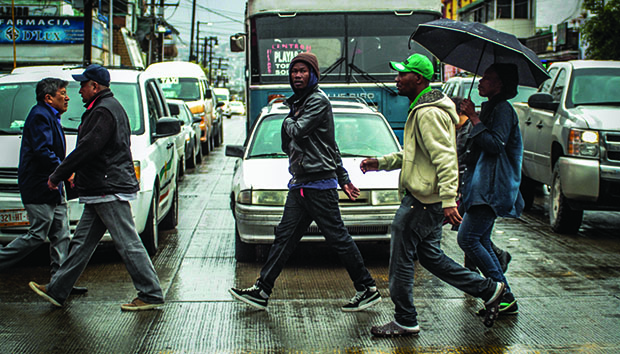 Haitianos en Tijuana caminan rumbo al trabajo. Fotos: Joebeth Terríquez