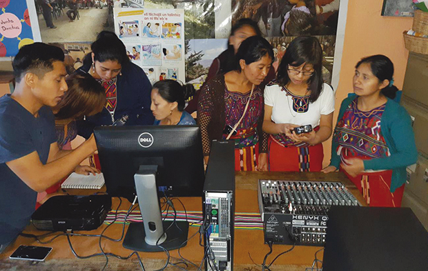 Las radios comunitarias son una herramienta poderosa en comunidades rurales. Foto: Cultural Survival